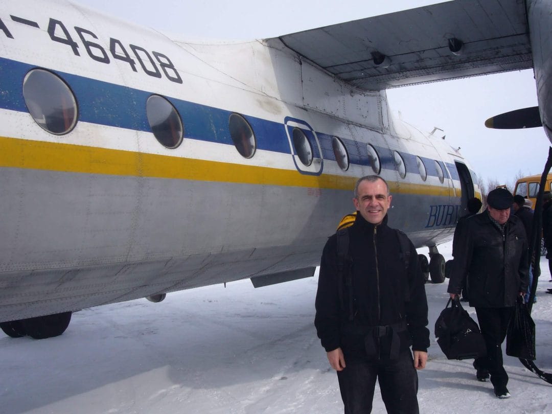 L'auteur débarquant d'un avion russe en Sibérie