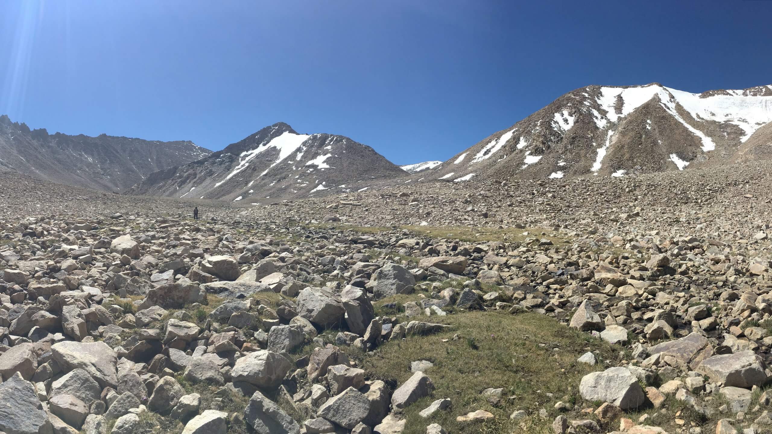 Montée vers le col à 5000 m avant Zorkul