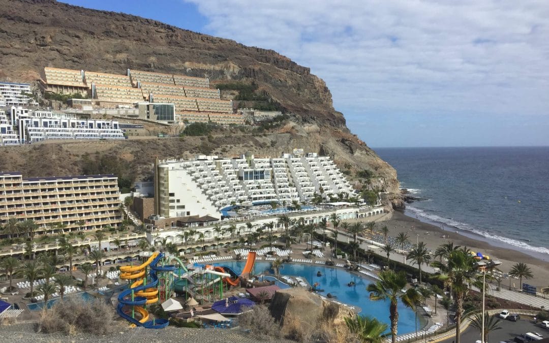Unveiling the Dual Face of Canary Islands Tourism