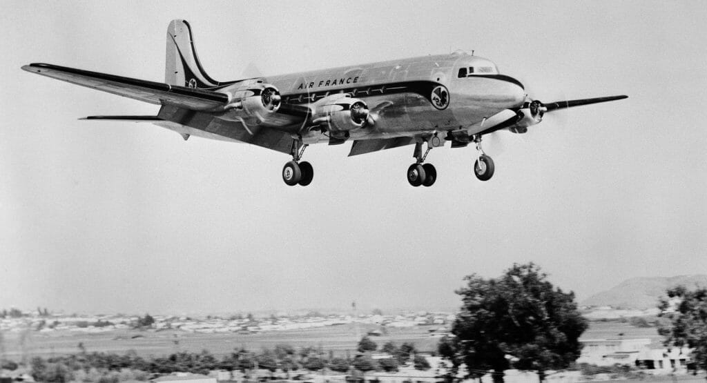 DC-4 à l'atterrissage