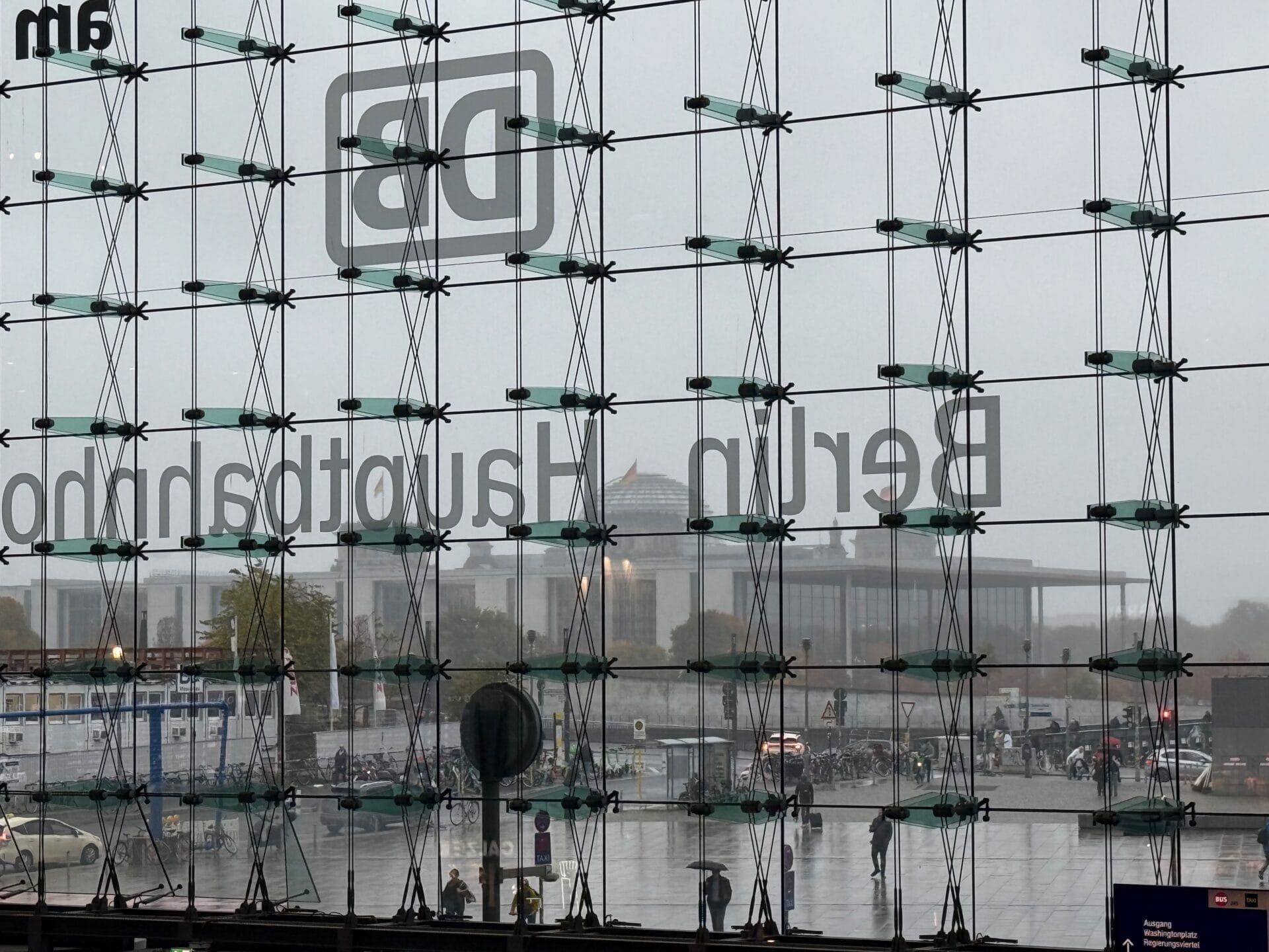 Berlin Hauptbahnhof Reichstag