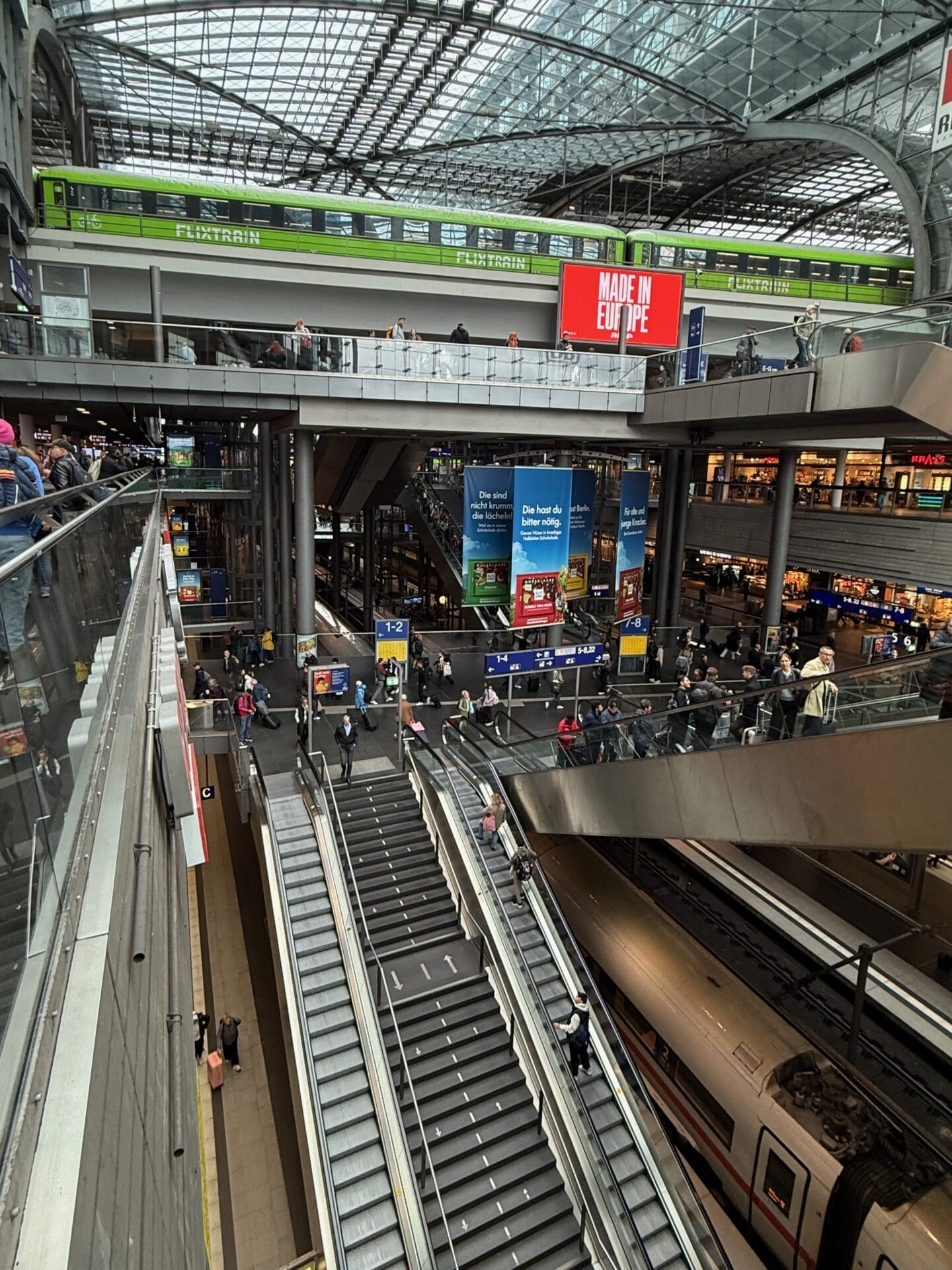 Berlin Hauptbahnhof : two stations