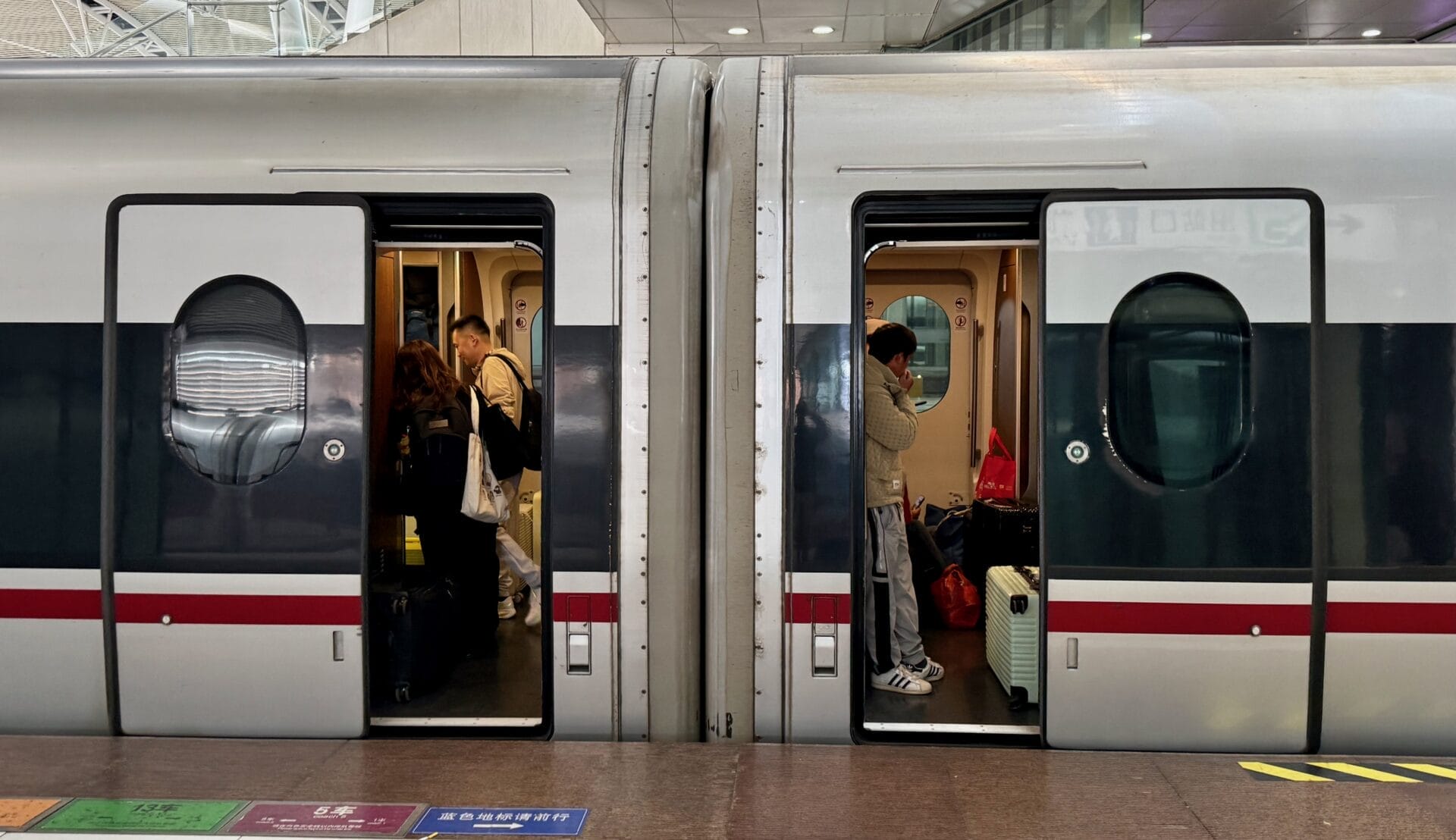 Voyageurs en standing à bord d'un TGV Chinois
